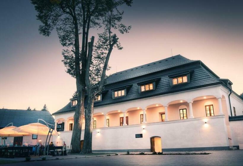 חדר אקונומי, Kaštieľ čičmany