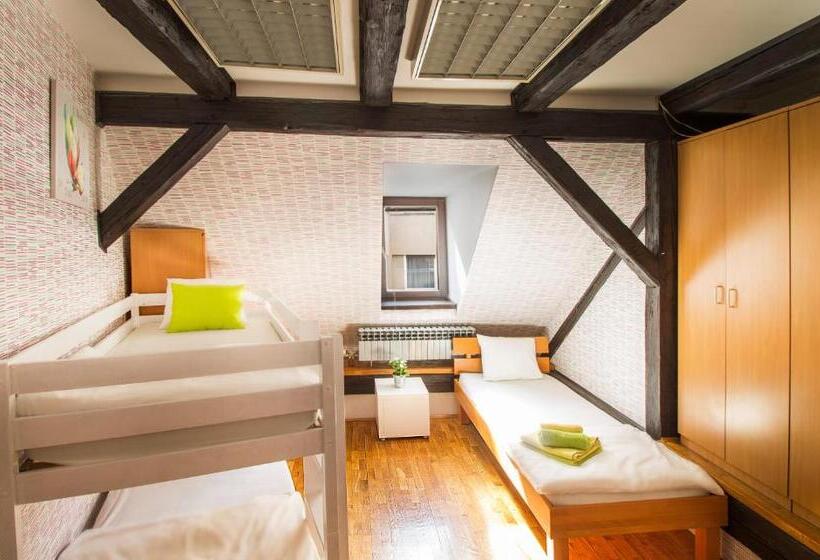 سرير فى غرفة مشتركه, Hostel Centar