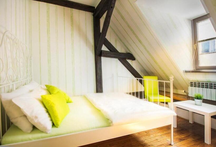 اتاق استاندارد با سرویس بهداشتی مشترک, Hostel Centar