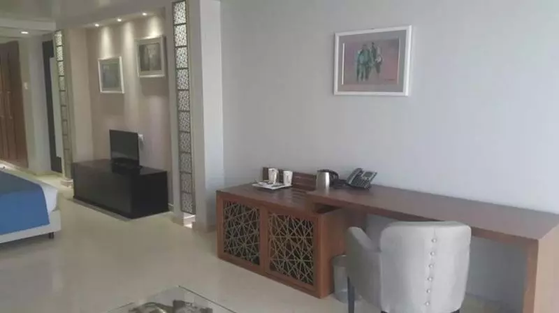 اتاق لوکس با چشم‌انداز دریا, Adef