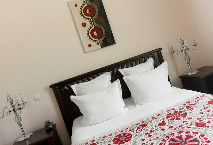 غرفة قياسية, L Argamak