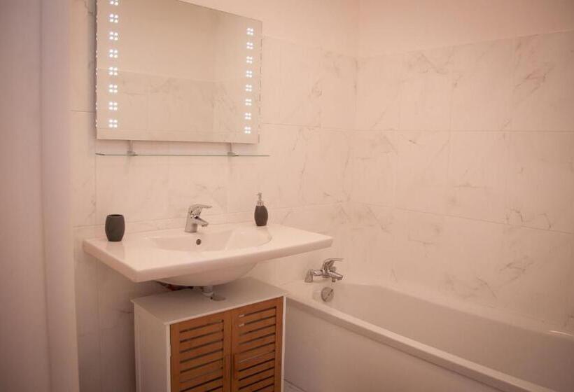 شقة غرفتين نوم مزودة بتراس, Macinaggio