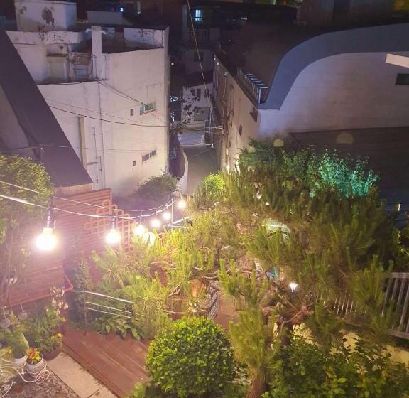 스탠다드 스튜디오, Happy Garden Guesthouse