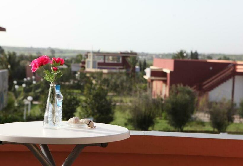 اتاق استاندارد با چشم‌انداز استخر, Zerad