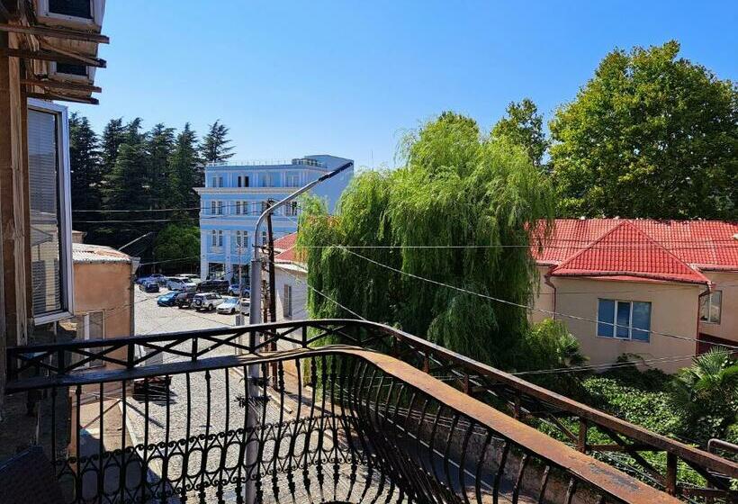 اتاق لوکس با چشم‌انداز, Aisi2