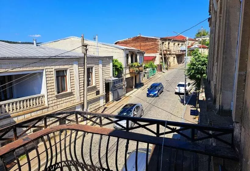 اتاق لوکس با چشمانداز, Aisi2