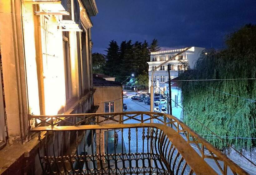 اتاق لوکس با چشم‌انداز, Aisi2