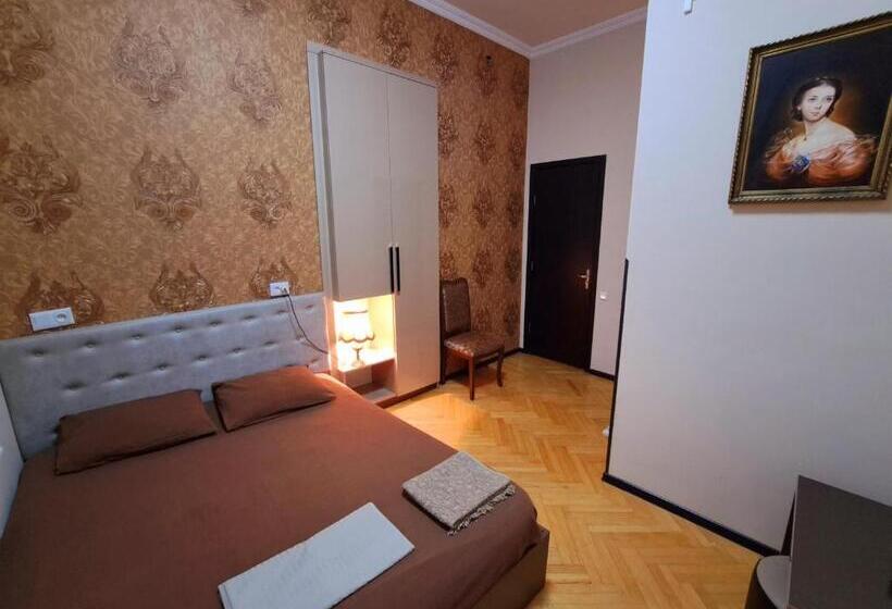 اتاق لوکس با چشم‌انداز, Aisi2