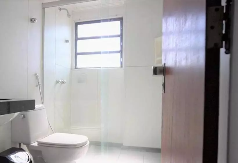 Executive Yhden Hengen Huone, Ano Bom Palace