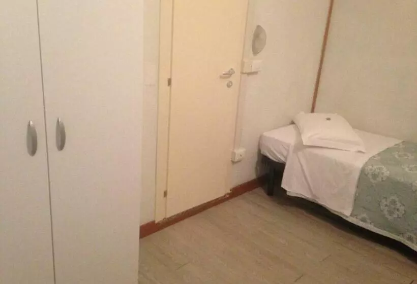 Standard Yhden Hengen Huone, Carol