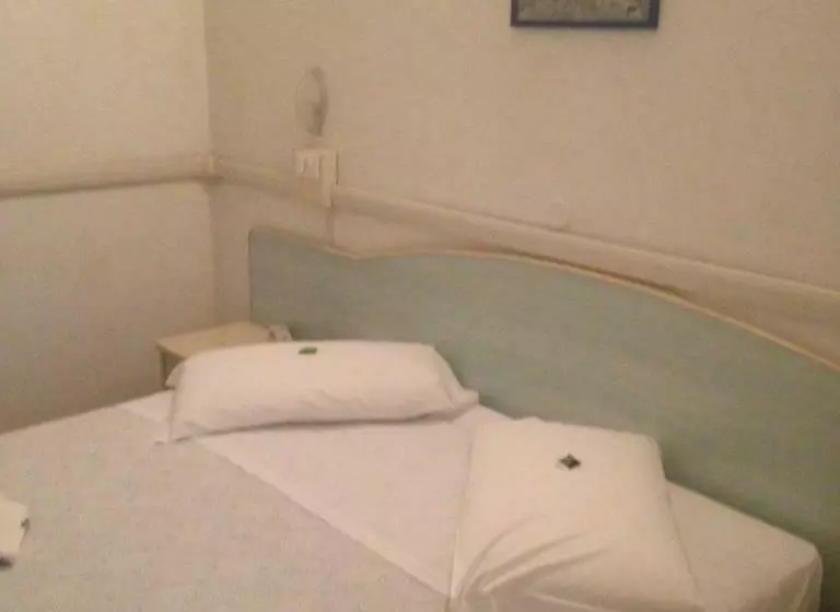 Standard Kolmen Hengen Huone, Carol
