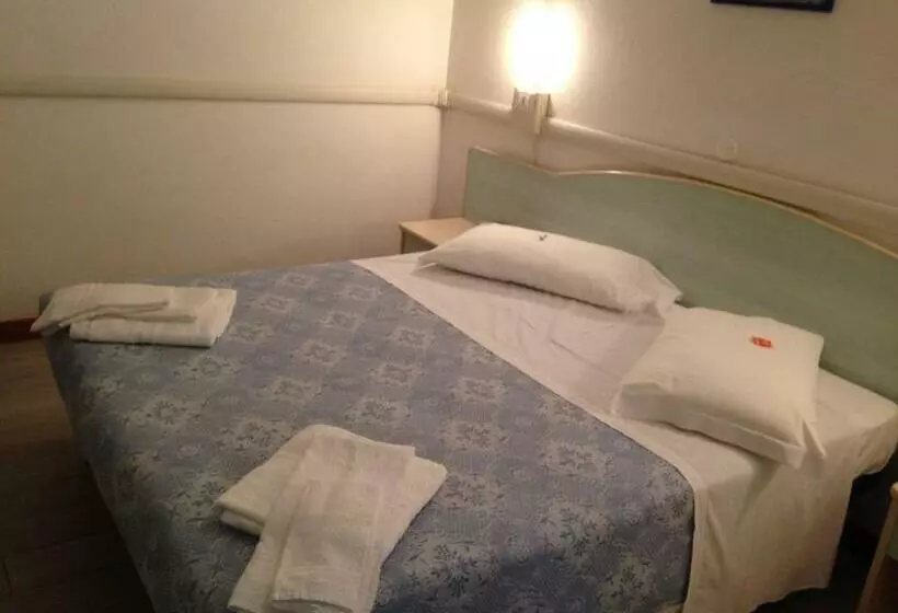 Standard Neljän Hengen Huone, Carol