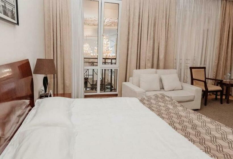 اتاق لوکس, Tobol