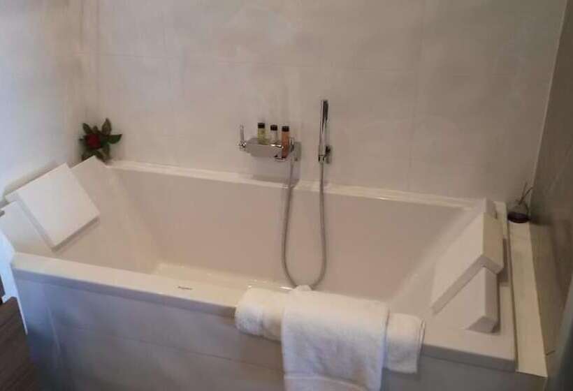 Deluxe Suite Sea View, Le Week End