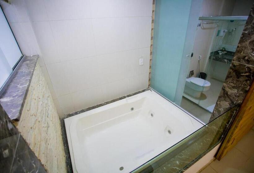 מיטת קינג בסוויטה, San Diego Lancaster Teofilo Otoni