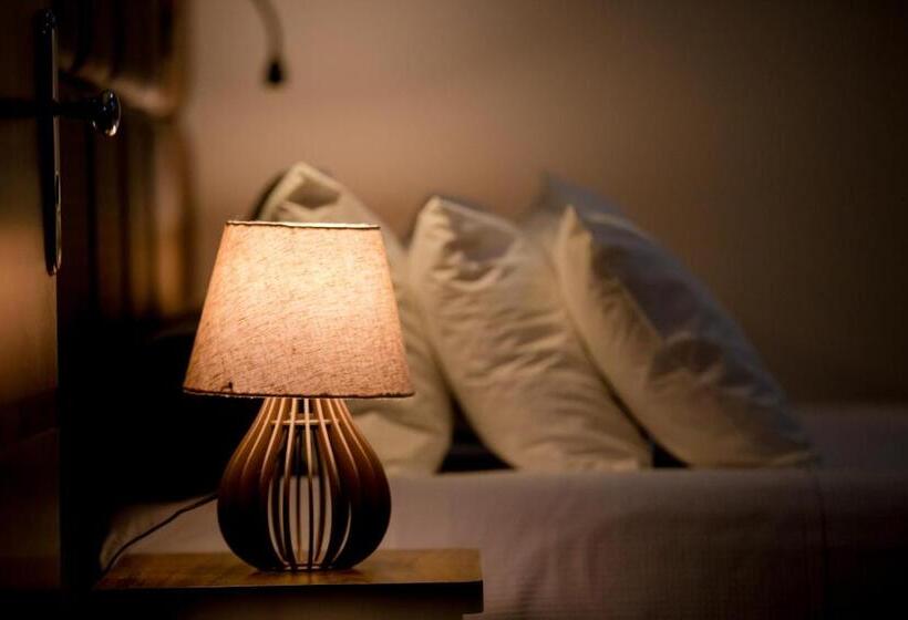 מיטת קינג בסוויטה, San Diego Lancaster Teofilo Otoni