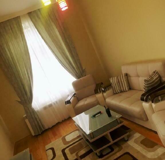 سوییت با چشمانداز استخر, Sheki Park