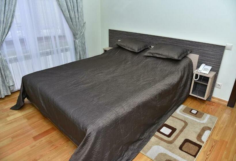 سوییت با چشمانداز استخر, Sheki Park