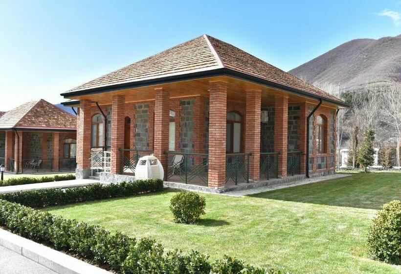 سوییت با چشمانداز استخر, Sheki Park