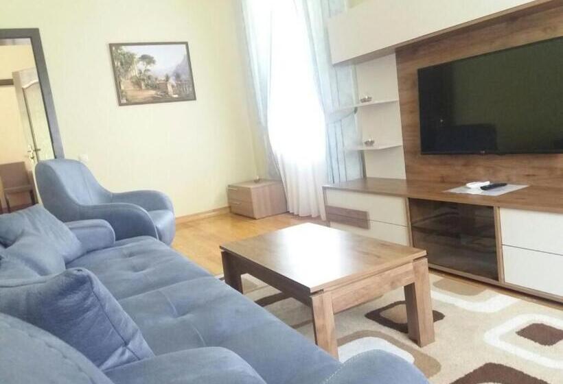 سوئیت 2 خوابه, Sheki Park