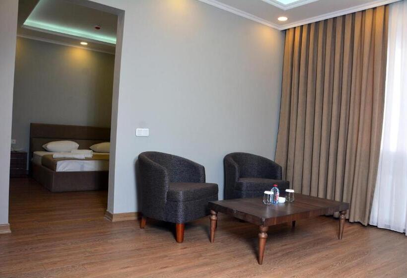 سوییت با چشمانداز کوه, Sheki Park