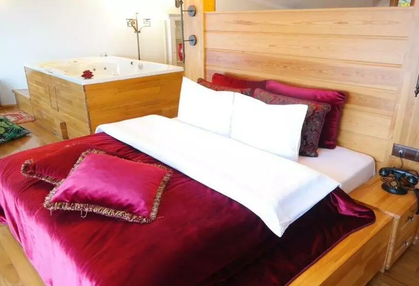 سوئیت با وان آب گرم, Aşıklar Otel By şükrü