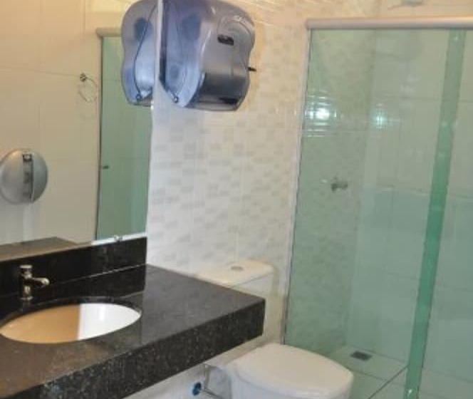 חדר סטנדרט לשלושה, Graunas