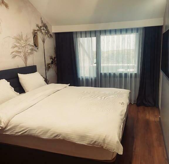 سوییت جونیور با بالکن, Uzunkum