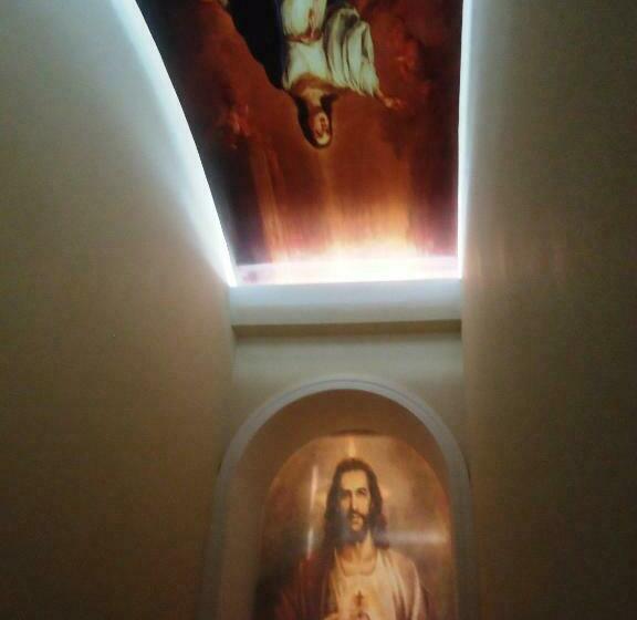 标准三人间, Guines Palace