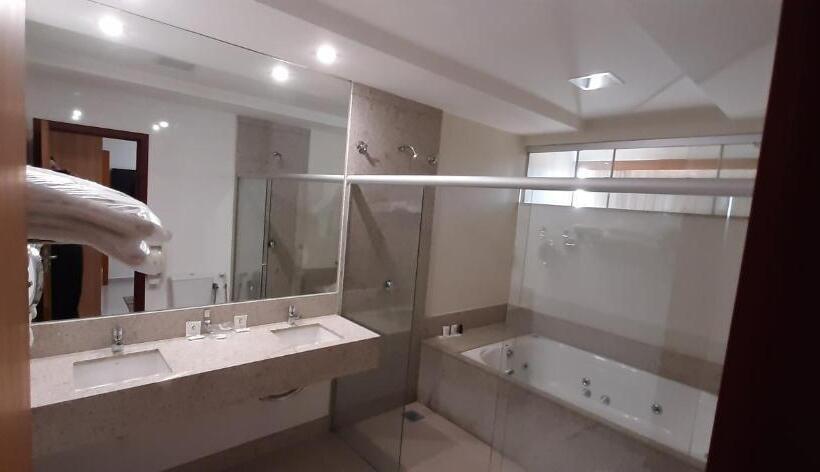 高级房间带漩涡浴缸, Guines Palace