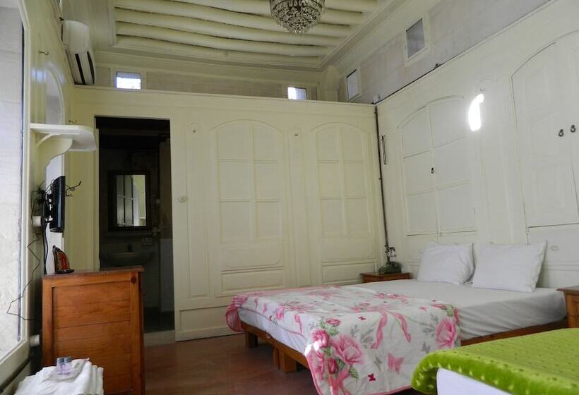 اتاق استاندارد سه تخته با چشم‌انداز باغ, Rahmi Bey Konagi