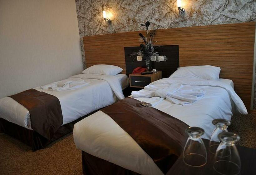 اتاق استاندارد سه نفره, Esin