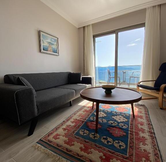 デラックスの4人部屋, The Diplomat