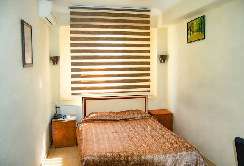 이코노미 싱글 룸, Yunus