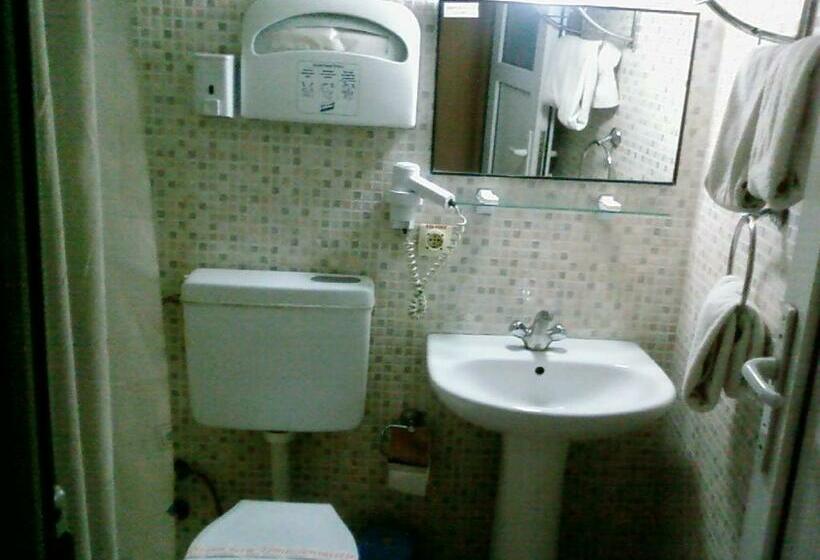 스탠다드 룸, Yunus