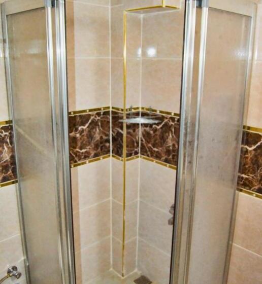 이코노미 싱글 룸, Yunus