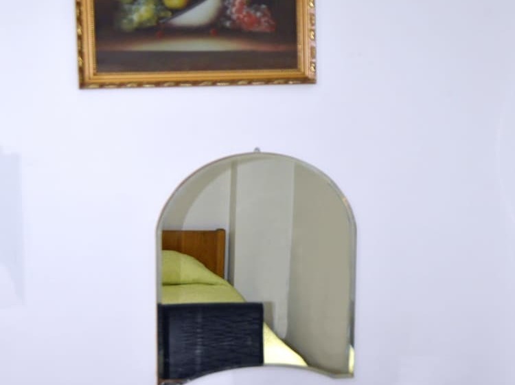 이코노미 싱글 룸, Yunus