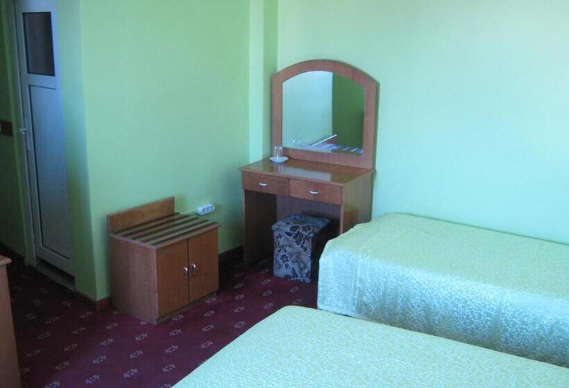 스탠다드 트리플 룸, Yunus