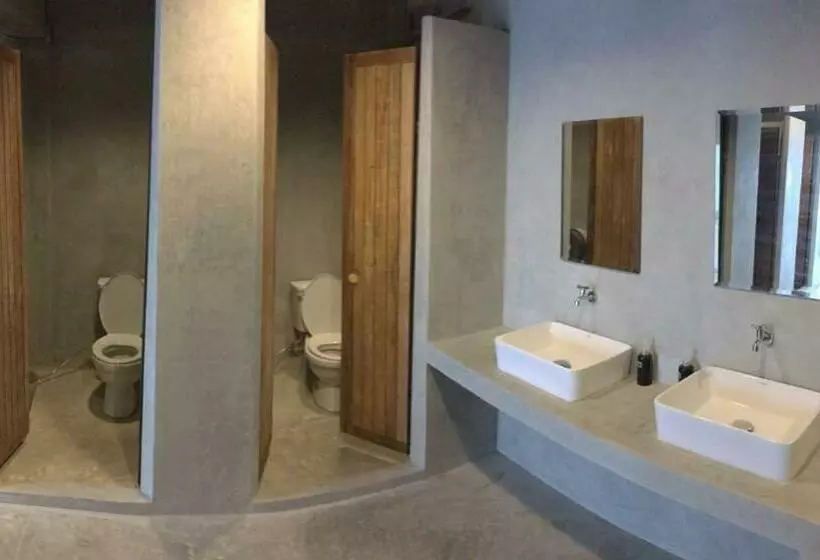 اتاق خانوادگی, Udonbackpackers Beds And Cafe