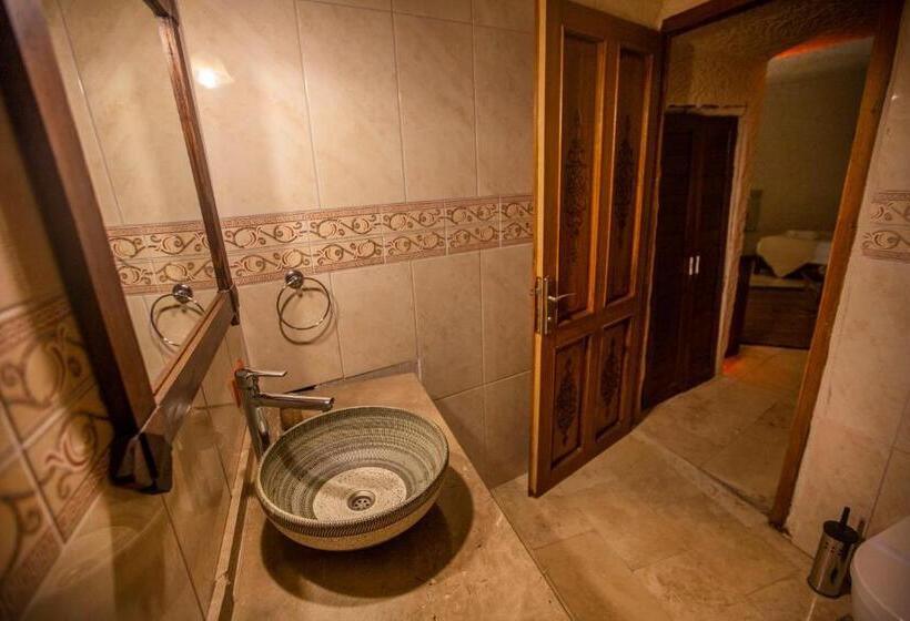 חדר משפחתי, Hermes Cave