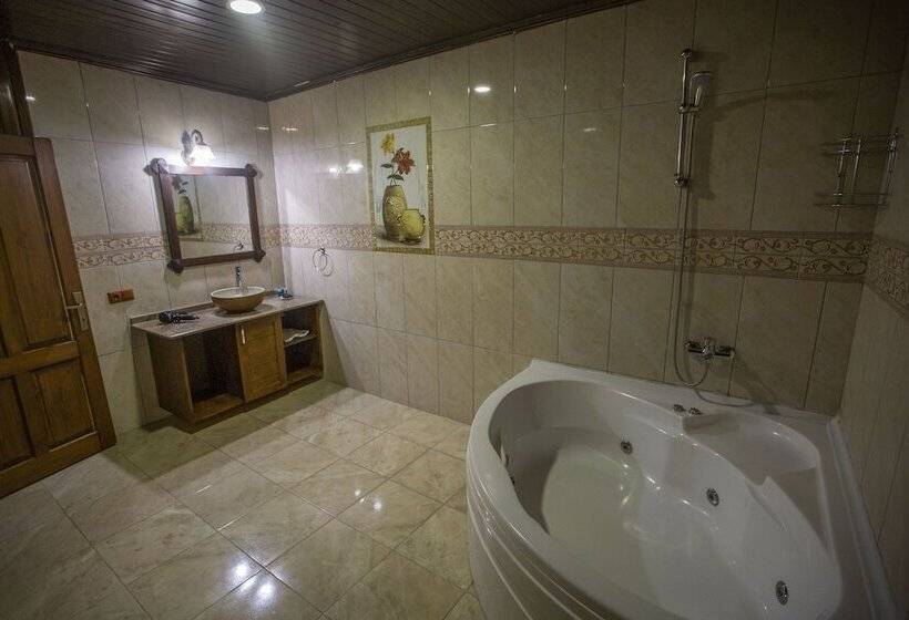 סוויטה, Hermes Cave