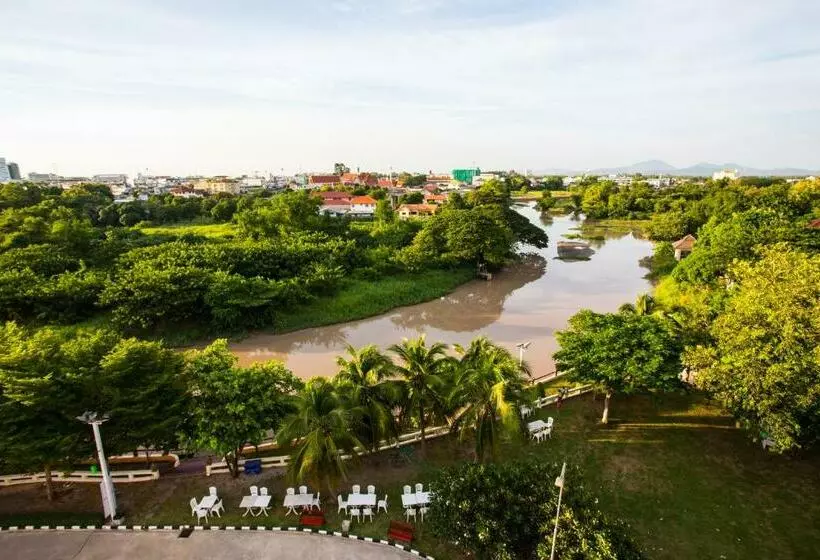 اتاق استاندارد با چشمانداز رودخانه, Madina Rayong