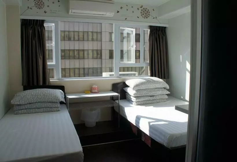 اتاق ساده سه‌ نفره, Ocean Inn