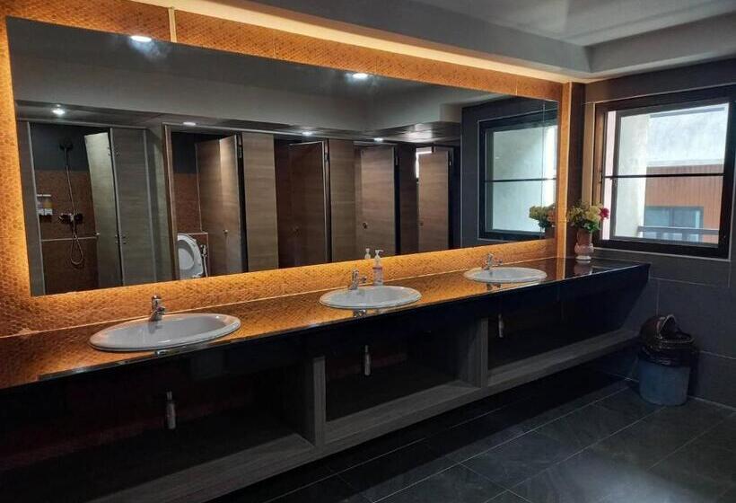 سرير فى غرفة مشتركه, Buri And Hostel