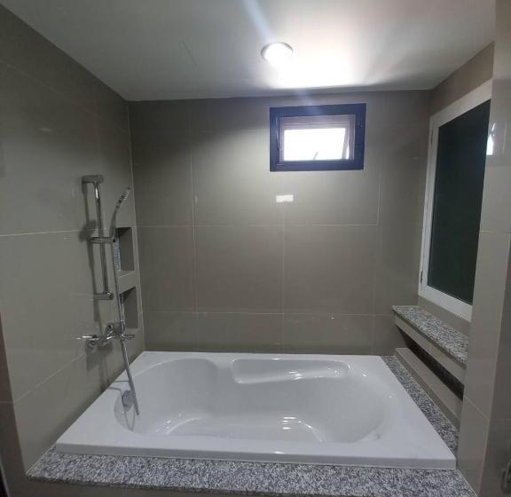 غرفة ديلوكس, Buri And Hostel