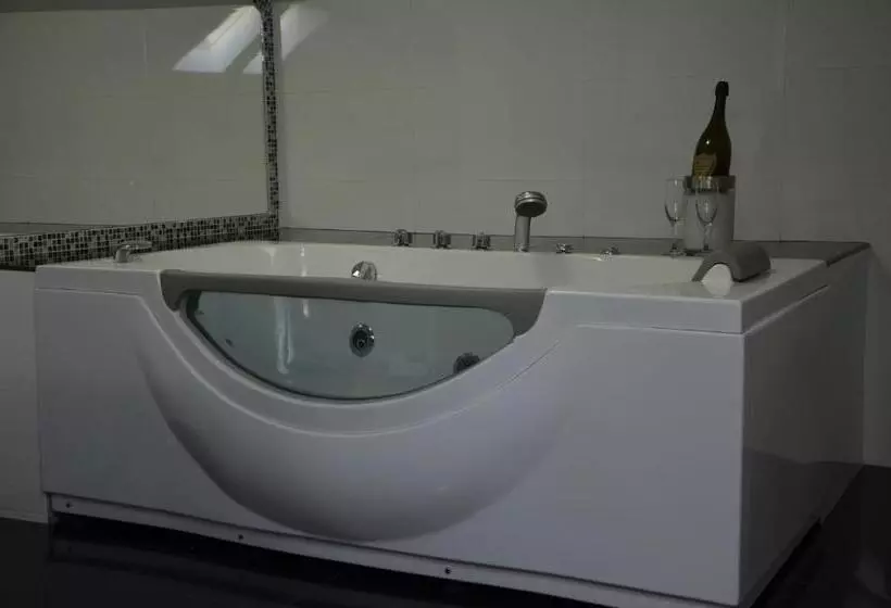 سوئیت با وان آب گرم, Garni Hotel Plava Laguna