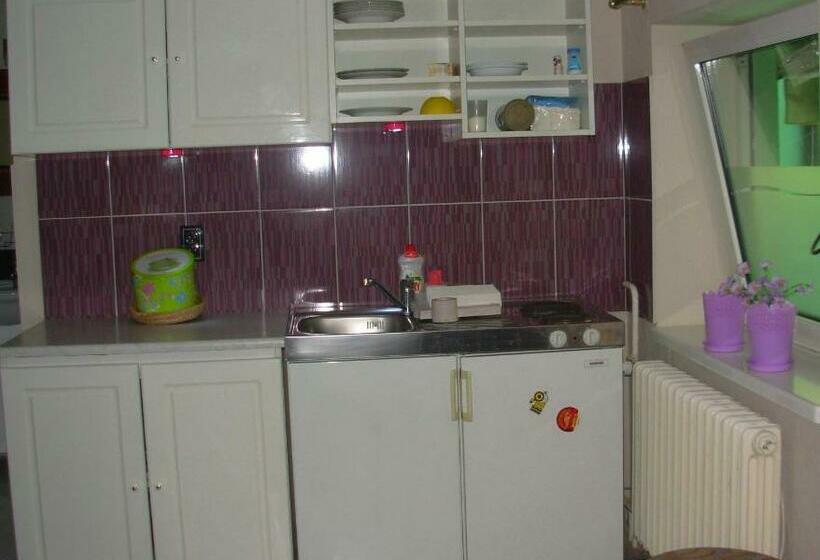 اتاق استاندارد با سرویس بهداشتی مشترک, Hostel 021