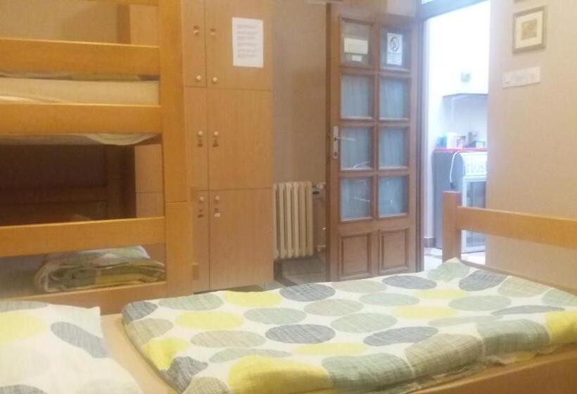 اتاق اکونومی, Hostel 021
