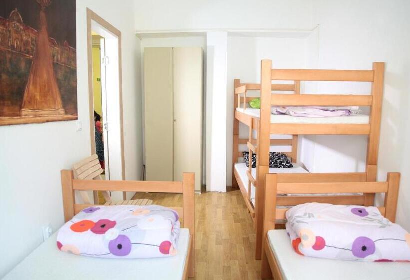 اتاق کلاسیک چهارنفره, Hostel Jellostone