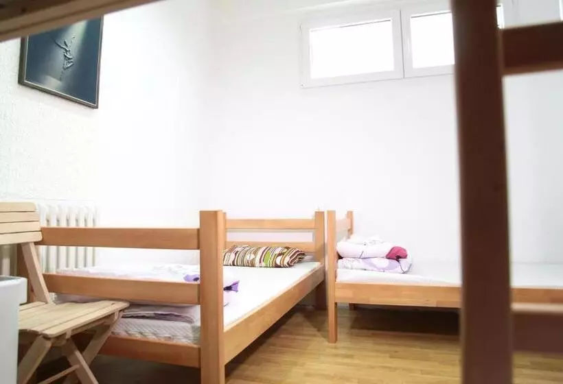 اتاق استاندارد چهار تخته, Hostel Jellostone